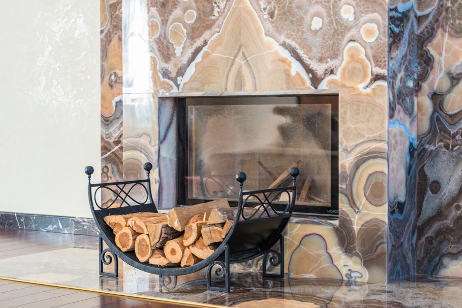 Stijlvol tv meubel met geïntegreerde sfeerhaard in moderne woonkamer.