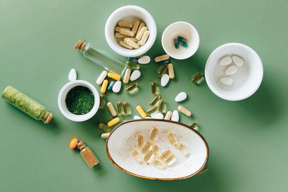 Een assortiment spermidine supplementen voor anti-aging en gezondheid op een tafel.